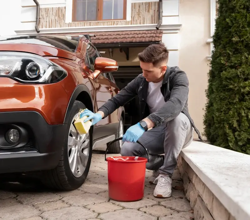 Lavage auto à domicile Saint-Germain-Beaupré : professionnel intervenant sur un véhicule